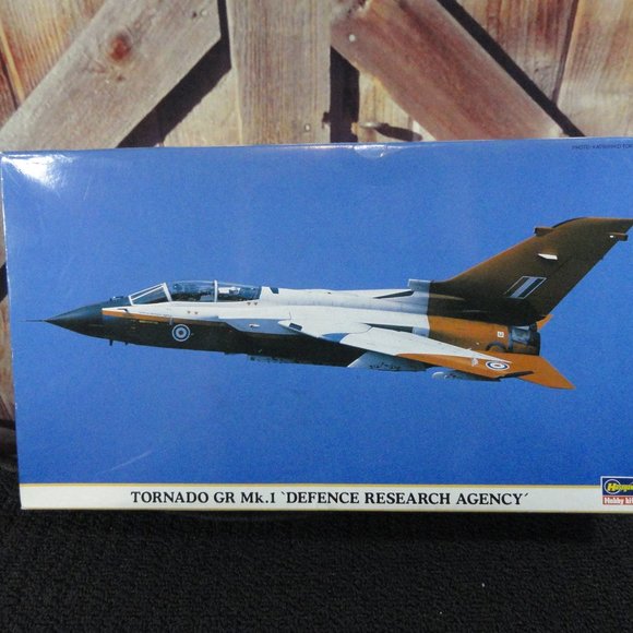 Hasegawa Model Plane Kit~Tornado GR MK 1 Fighter Plane~NOS~ 1;72 scale - Picture 1 of 4